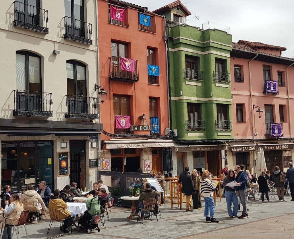 Ambiente típico del Barrio Húmedo de León con terrazas y tapas tradicionales.