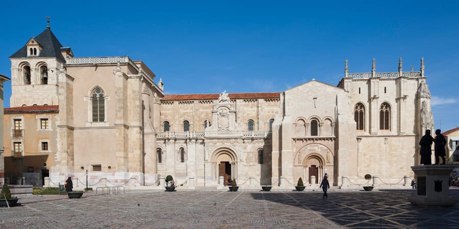 Fachada románica de la Basílica de San Isidoro de León, entrada al Panteón Real.