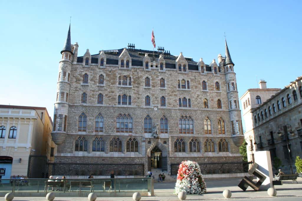 Casa Botines de Gaudí en León, edificio modernista con torre y escultura de San Jorge.