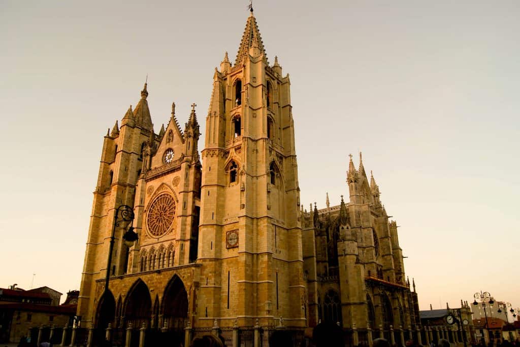 Catedral de León al amanecer, ambiente tranquilo en la Plaza.
