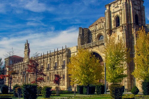 Fachada plateresca del Convento de San Marcos de León, actual Parador Nacional.