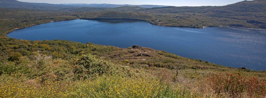Playa del Lago de Sanabria, mayor lago glaciar de España, ideal para deportes y baño - pozas naturales en León