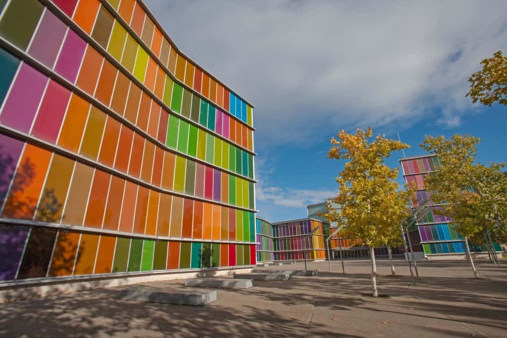 Fachada de colores del MUSAC, el Museo de Arte Contemporáneo de Castilla y León - qué ver en León en un día.