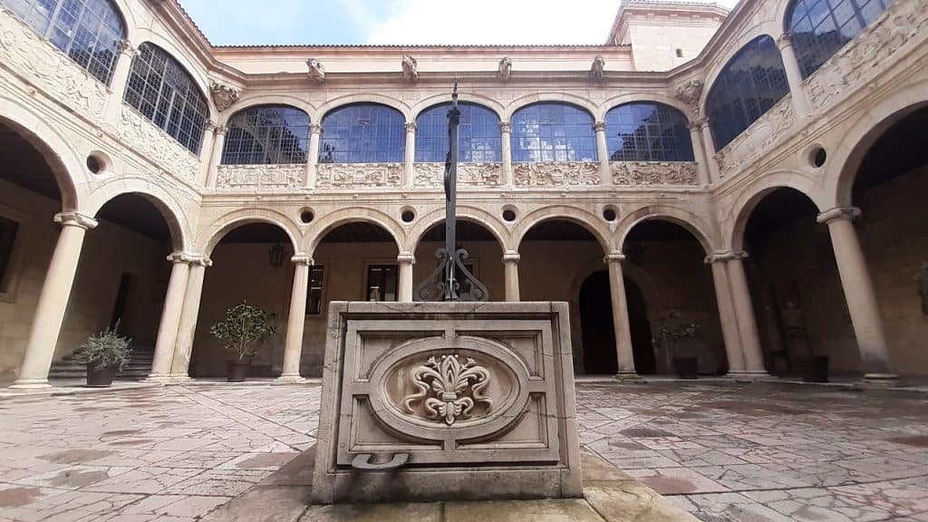 Palacio de los Guzmanes en León, edificio renacentista anexo a Casa Botines.