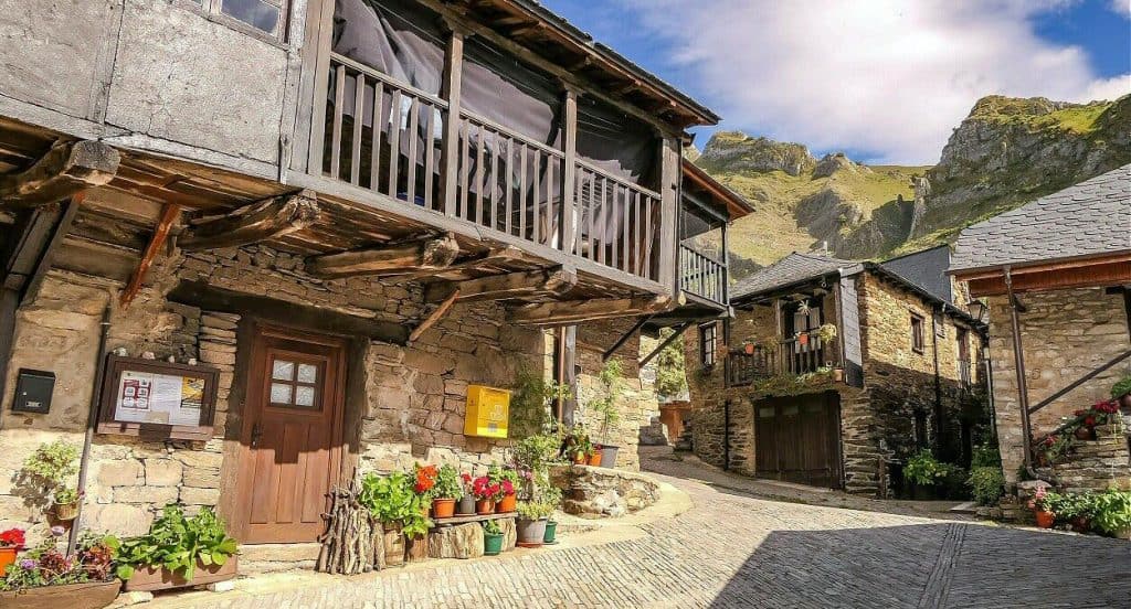 Calles empedradas de Peñalba de Santiago, pueblo mozárabe del Bierzo con arquitectura tradicional - 5 pueblos bonitos de León