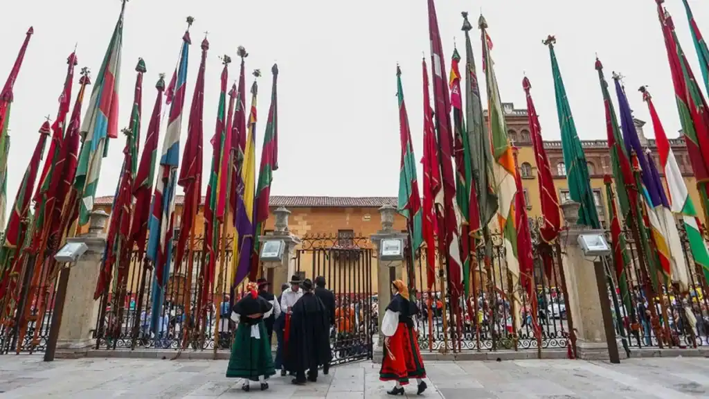 Pendones y vestimenta típica no faltarán en San Froilán León 2025